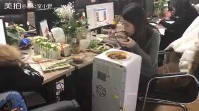 Choáng váng clip nữ công sở nấu lẩu trong văn phòng bằng bình lọc nước