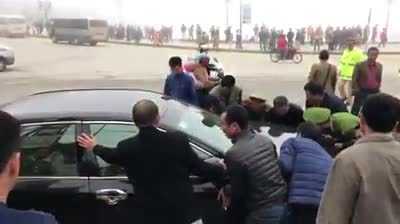 Hồn nhiên đỗ giữa ngã ba, ôtô bị hàng chục người 'bê' ra chỗ khác