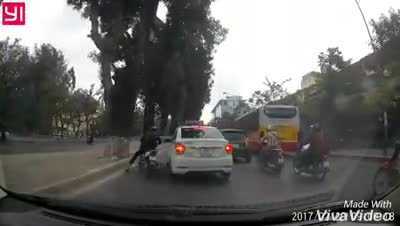 Clip: Tạt ẩu, xe máy đâm trúng đuôi taxi, ngã lăn ra đường