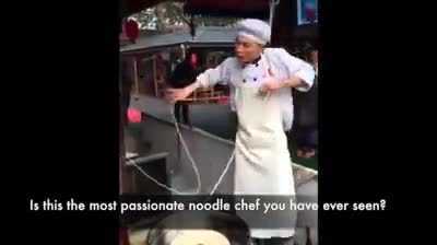 Clip: Chàng đầu bếp vừa làm mì sợi, vừa múa dẻo như bún gây 'sốt' mạng xã hội