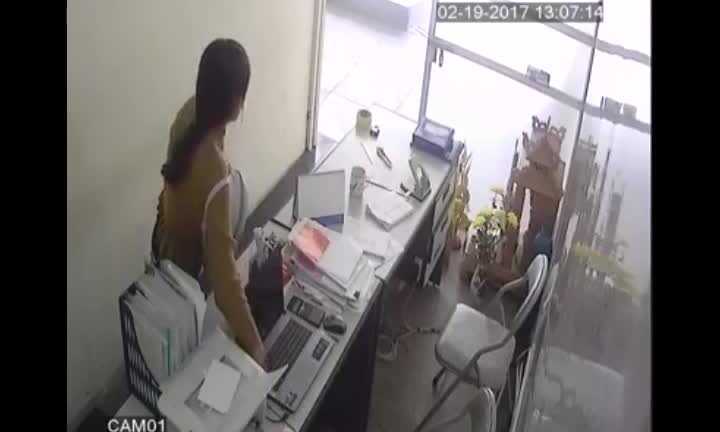 Clip: 'Nữ quái' đột nhập văn phòng, trộm laptop 'dễ như ăn kẹo'