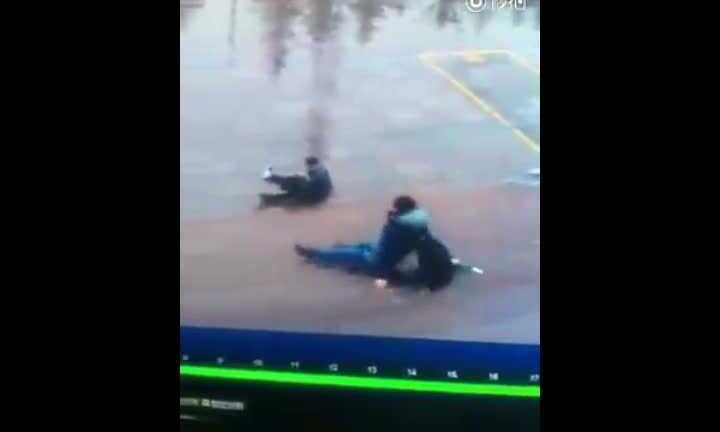 Bạn sẽ không thể nhịn cười khi xem clip này dù nhân vật phải chịu đau