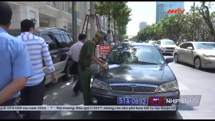 Phạt hàng loạt xe biển xanh lấn chiếm vỉa hè của người đi bộ