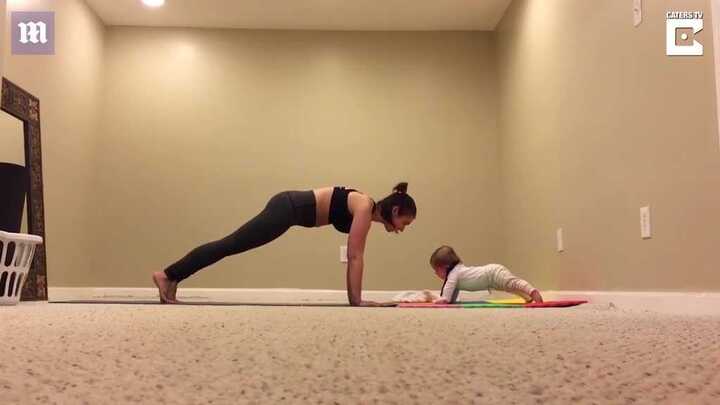 Clip: Bé 6 tháng tuổi tập yoga cùng mẹ siêu dễ thương