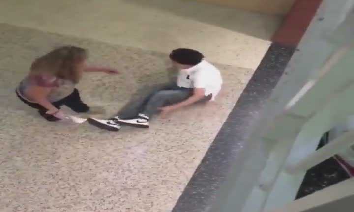 Video: Nghịch dại, học sinh bị gãy chân sau cú nhảy từ lan can