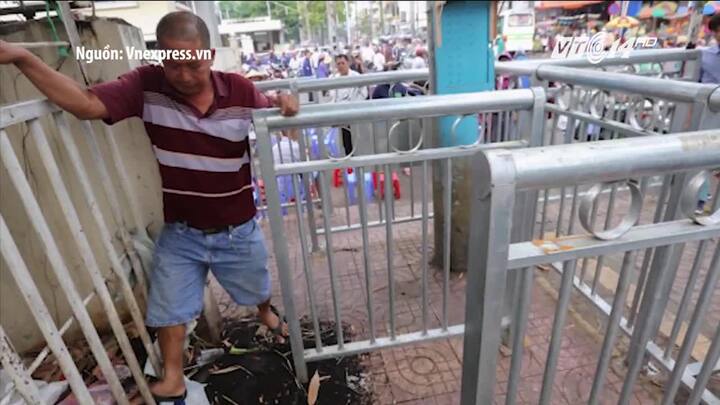 Video: Cận cảnh rào chắn vỉa hè như 'chuồng thú' trên phố Sài Gòn