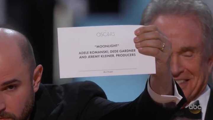 Clip thảm họa Oscar 2017: MC công bố nhầm giải thưởng cho 'La La Land'