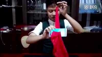 Nhân viên phục vụ điển trai hé lộ mánh ảo thuật thú vị, đơn giản không ngờ