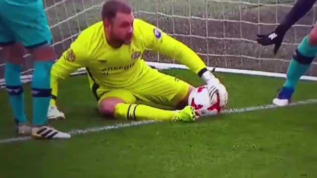 Thủ môn phản lưới nhà hài hước nhất tuần qua