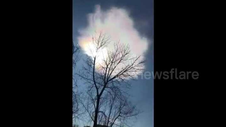 Clip: Mây ngũ sắc tuyệt đẹp xuất hiện gây xôn xao Trung Quốc