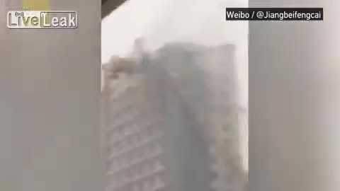 Clip: Kinh hoàng cảnh gió dữ thổi sập cần cẩu ở Trung Quốc