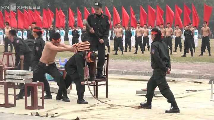 Clip: Nữ cảnh sát đặc nhiệm dùng yết hầu đè cong thanh sắt nhọn