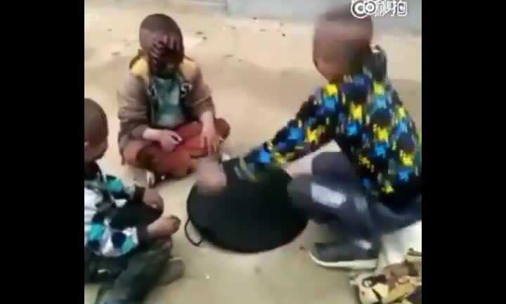 Clip: Trò chơi oẳn tù tì quệt nhọ nồi 'kinh điển' của tuổi thơ