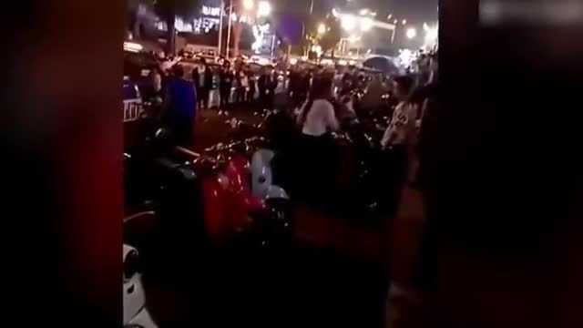 Cầu hôn giữa phố, chàng trai bị từ chối phũ phàng vì... nhà không có toilet