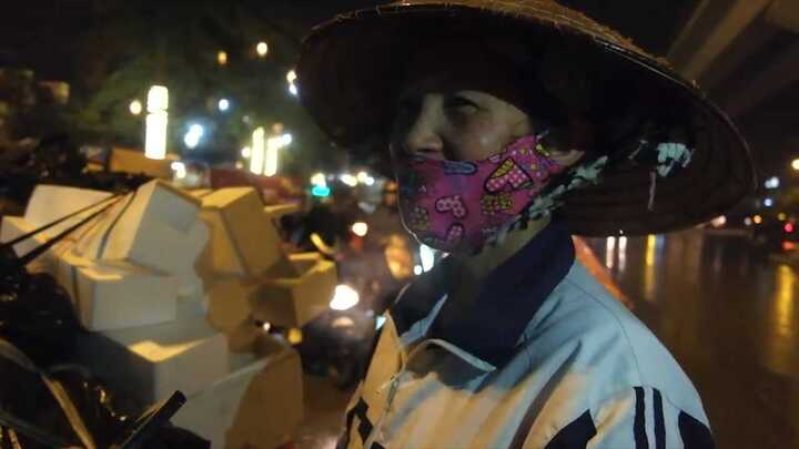 Video: Người phụ nữ nhặt ve chai rạng ngời khi được nhận hoa ngày Quốc tế Phụ nữ 8/3