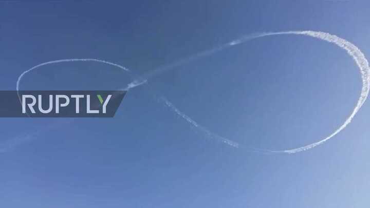 Mừng ngày Quốc tế Phụ nữ 2017, phi công bí ẩn vẽ hình số 8 bằng khói trên trời