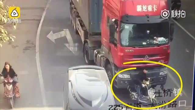 Clip: Ngã vào điểm mù của xe tải, người đi xe máy sống sót kỳ diệu