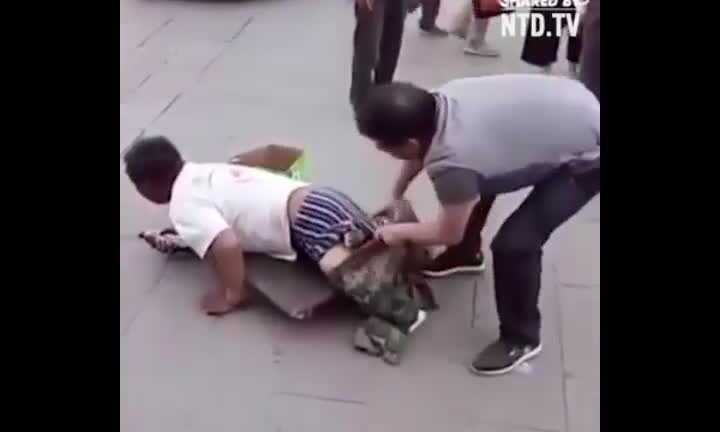 Clip: Giả tàn tật xin tiền trên phố bị lật tẩy bẽ bàng