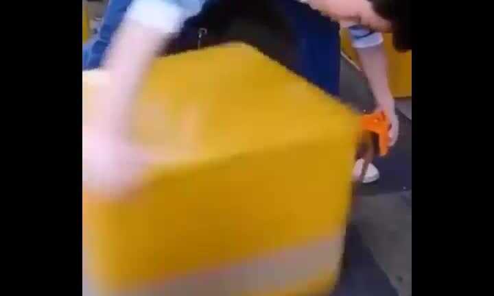 Há hốc mồm với ‘kungfu’ gói hàng thiện nghệ của chàng trai trẻ