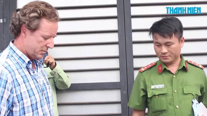 Xôn xao clip ông Tây xé niêm phong xe đậu sai trên vỉa hè ở TP.HCM