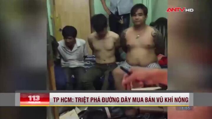 Đột kích nhà trọ, bắt quả tang 4 con nghiện 'phê' ma túy đá và nhiều vũ khí