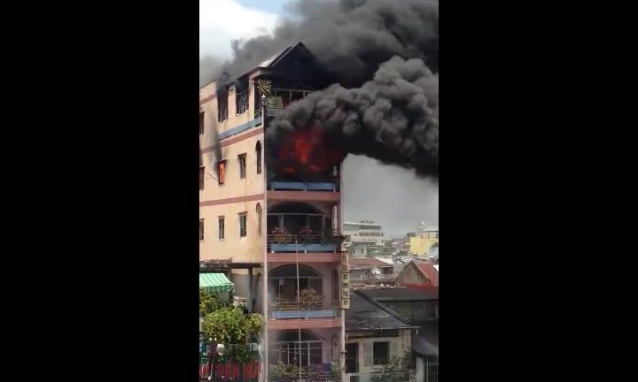 Clip: Lửa ngùn ngụt ngay sát chợ hóa chất Kim Biên ở Sài Gòn