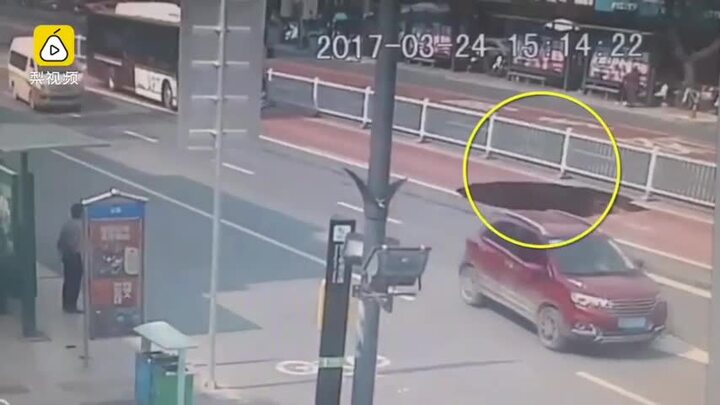 Clip: Hố tử thần đột ngột há miệng, suýt nuốt chửng xe buýt trên đường