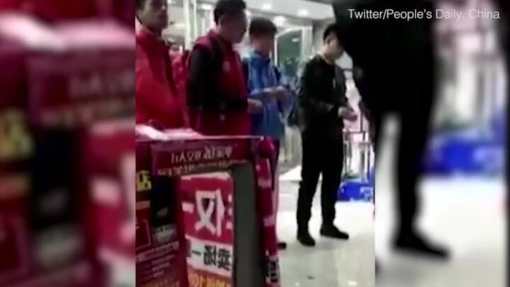 Sếp bắt nhân viên tự tay xé tiền kiếm được vì làm việc kém