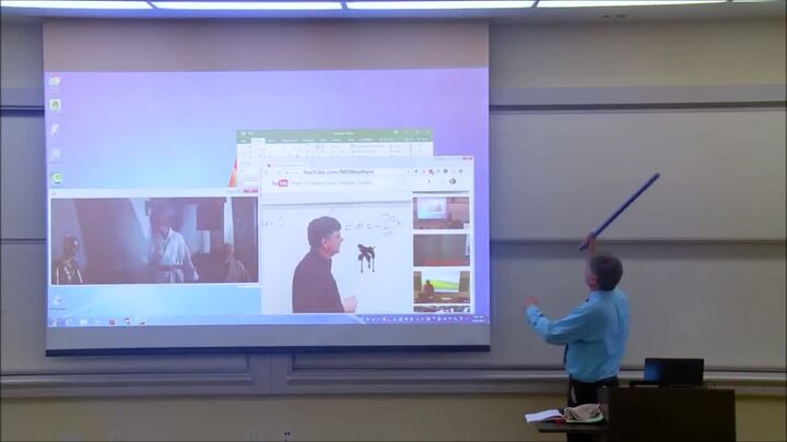 Màn chiếu của giáo sư dạy Toán bốc cháy khiến sinh viên ngỡ ngàng