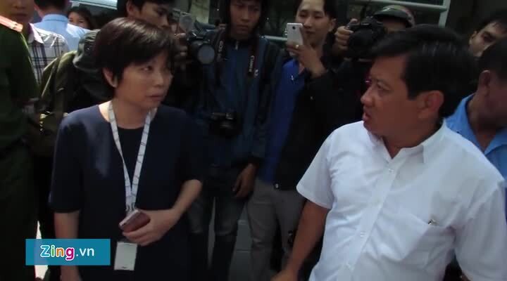 Video: Ông Đoàn Ngọc Hải tháo niêm phong, không cẩu xe ngoại giao chiếm vỉa hè