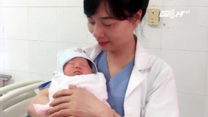 Vợ chồng trẻ vui mừng đón con gái nặng 3,3 kg chào đời từ trứng đông lạnh