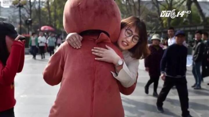 Người cha bán cái ôm kiếm tiền chữa bệnh cho con gây xúc động mạnh