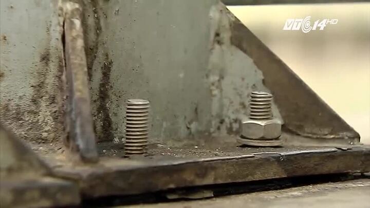 Hàng loạt trụ lan can kênh Nhiêu Lộc mất ốc vít gây nguy hiểm chết người