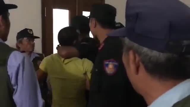 Video: Người hâm mộ HAGL định tấn công trọng tài trong đường hầm