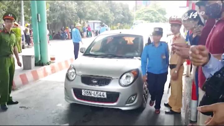 Tài xế tiếp tục mang tiền lẻ mua vé qua trạm BOT Bến Thủy