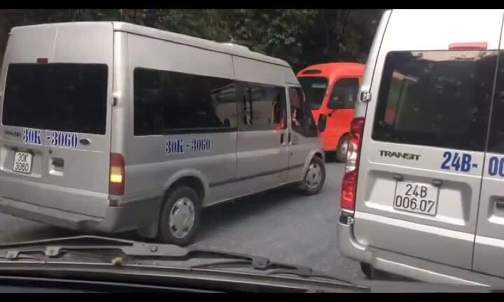 Lấn làn trắng trợn trên đường đèo, ô tô du lịch bị xe khách cảnh cáo