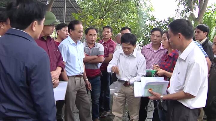 Người dân gặp khó khi làm thẻ miễn phí qua cầu Bến Thủy 1