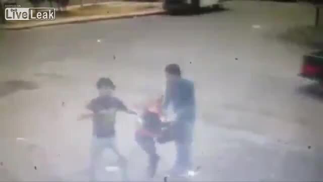 Đang cướp người đi đường, vô tình đánh chết đồng bọn