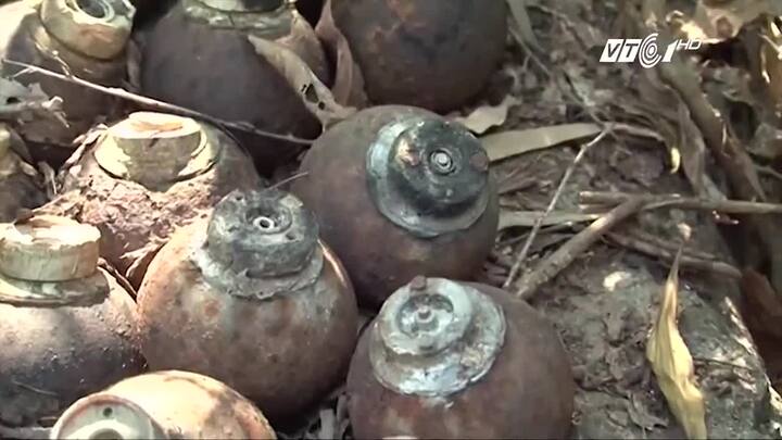 Rùng mình cảnh bom bi tràn ngập Núi Khỉ, có thể phát nổ bất cứ lúc nào