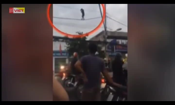 TP.HCM: Thót tim nhìn nam thanh niên vắt vẻo đu dây điện