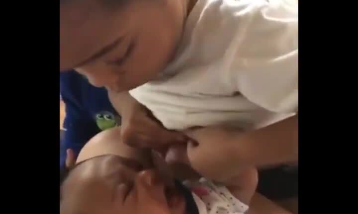Thấy em gái khóc, bé trai nằng nặc đòi vạch áo cho em bú