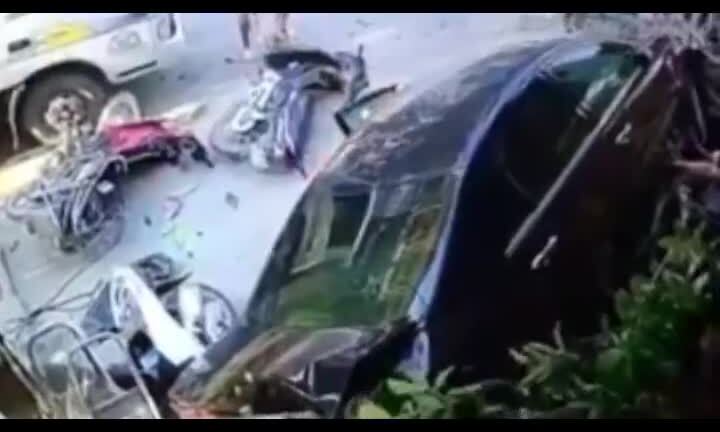 Ô tô 'điên' lao lên vỉa hè cày nát loạt xe máy, nuốt chửng cô gái vào gầm