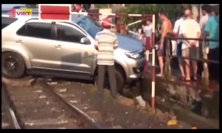 Tàu hỏa phanh gấp tránh tai nạn thảm khốc với ô tô mắc kẹt trên đường ray