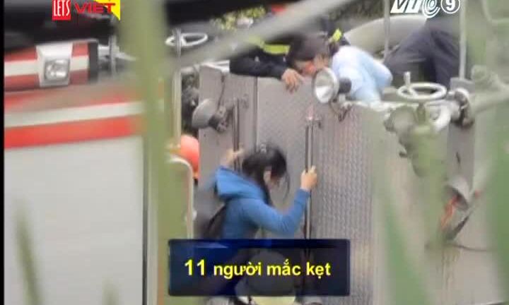 Quá trình giải cứu 11 người mắc kẹt trên sân thượng tòa nhà bị cháy ở TP.HCM