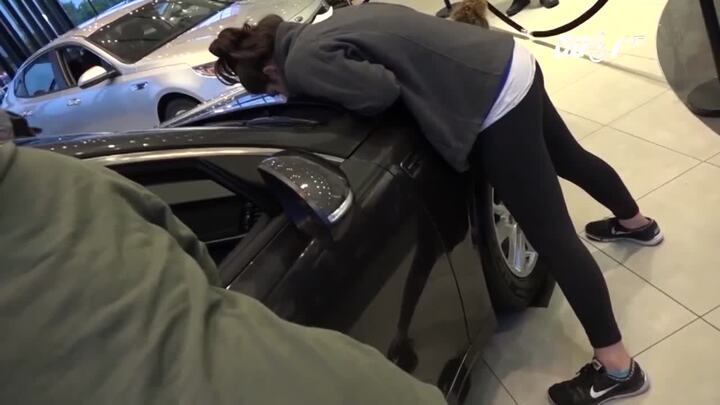 Mỹ: Chỉ cần hôn để sở hữu ô tô sang