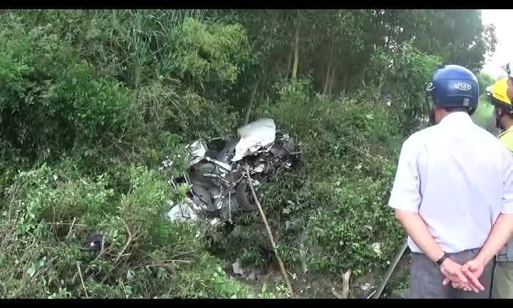 Xe hơi bị tàu hỏa húc văng, 4 người chết thảm