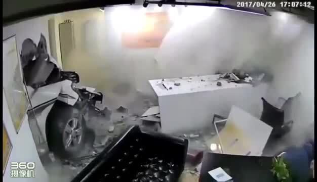 Ô tô 'điên' đâm thủng tường, húc bay người ngồi trong văn phòng