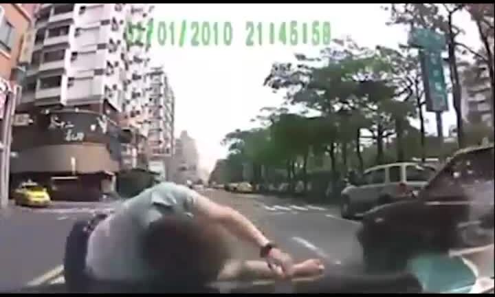 Những màn lao đầu vào ô tô ăn vạ thô thiển ở Trung Quốc