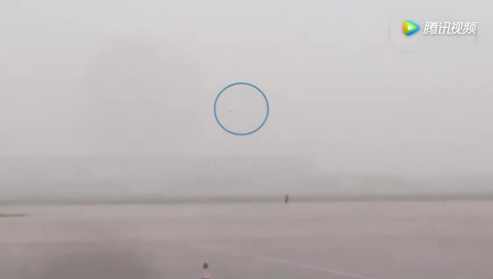 Clip: Chàng trai chạy 'thục mạng' đuổi theo vé máy bay ở phi trường Bắc Kinh