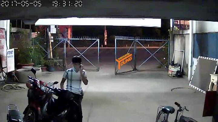 Vờ nghe điện thoại, bẻ khóa Air Blade cực nhanh